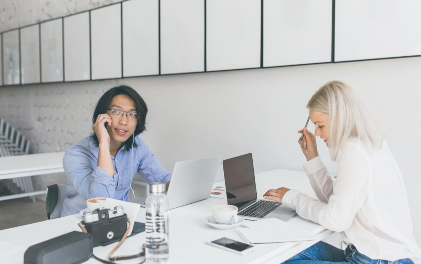 Финансовые документы и калькулятор на рабочем столе