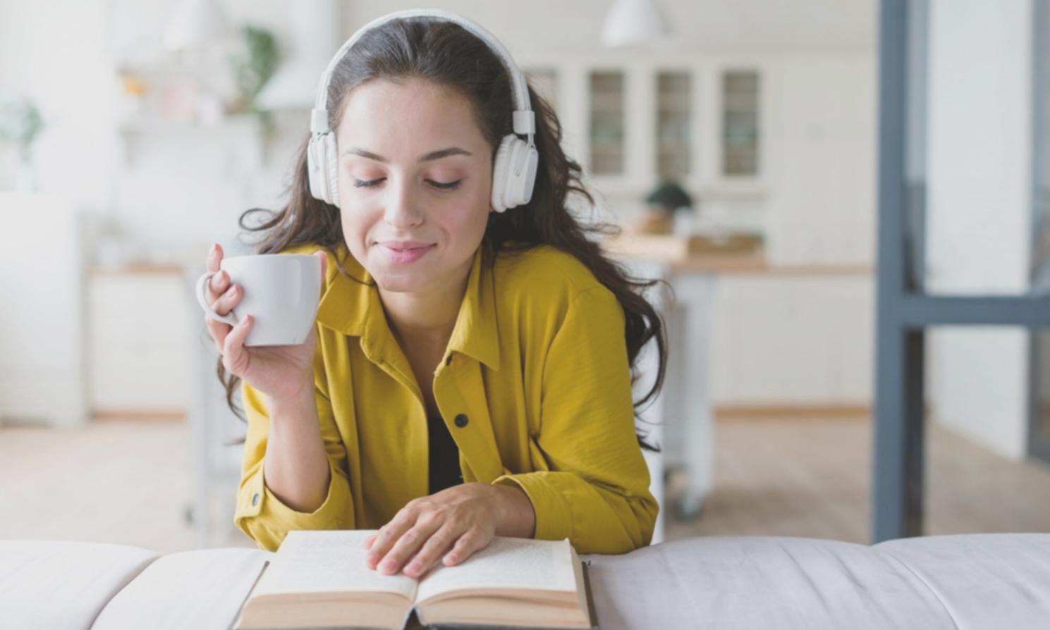 Студенты изучают финансовые отчёты во время практического занятия